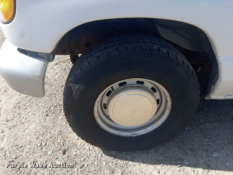 image for item DO3060 2002 Ford E150 XL  van