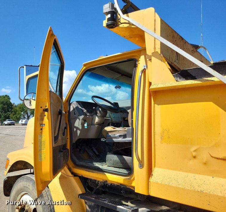 image for item DP5262 2004 Sterling L7500  dump truck