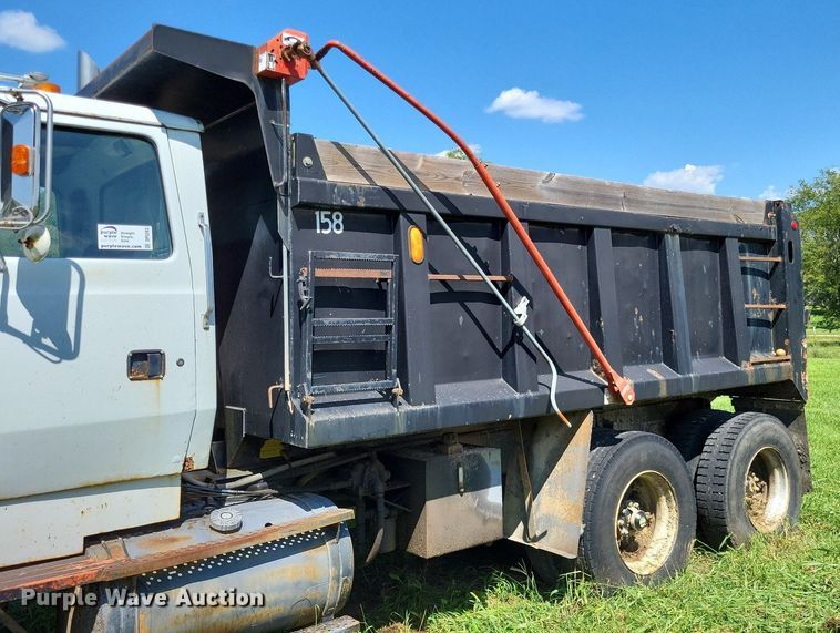 image for item DP5263 1995 Ford L8000  dump truck