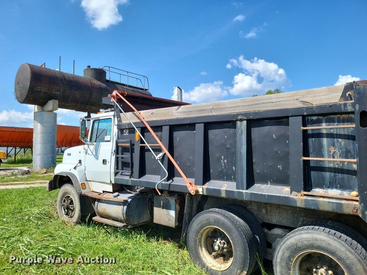 image for item DP5263 1995 Ford L8000  dump truck