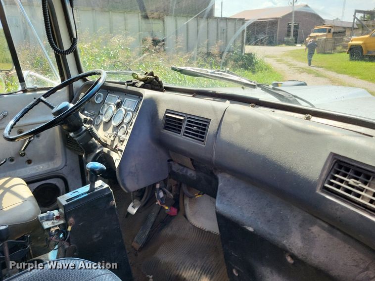 image for item DP5263 1995 Ford L8000  dump truck