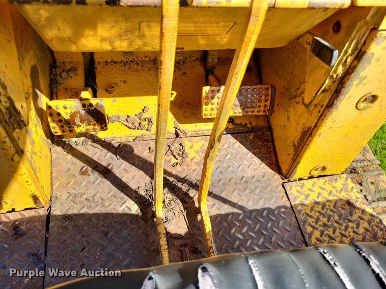 image for item DP5264 1985 John Deere 455E  track loader