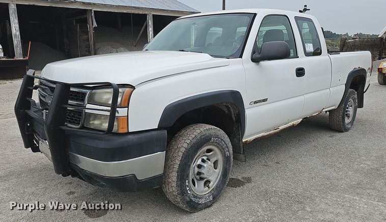 image for item DQ0296 2006 Chevrolet Silverado 2500HD  Ext. Cab pickup truck cab and chassis