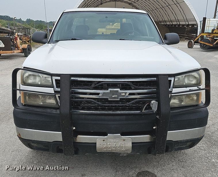 image for item DQ0296 2006 Chevrolet Silverado 2500HD  Ext. Cab pickup truck cab and chassis
