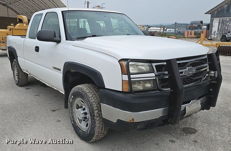 image for item DQ0296 2006 Chevrolet Silverado 2500HD  Ext. Cab pickup truck cab and chassis