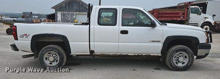 image for item DQ0296 2006 Chevrolet Silverado 2500HD  Ext. Cab pickup truck cab and chassis