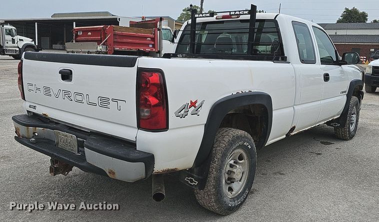 image for item DQ0296 2006 Chevrolet Silverado 2500HD  Ext. Cab pickup truck cab and chassis