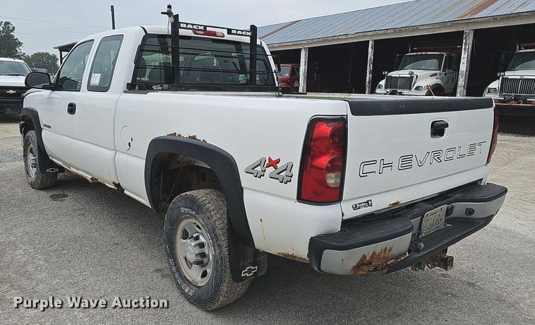 image for item DQ0296 2006 Chevrolet Silverado 2500HD  Ext. Cab pickup truck cab and chassis