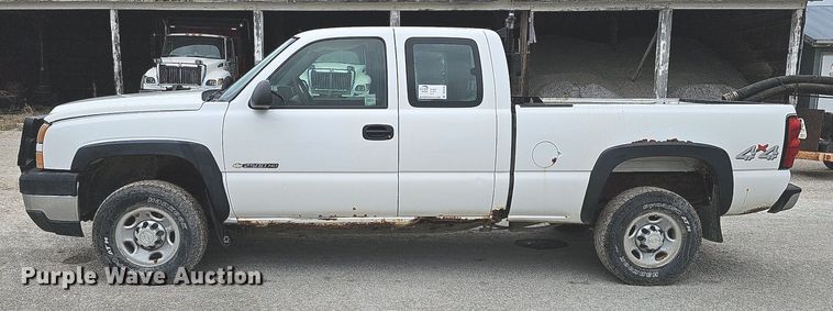 image for item DQ0296 2006 Chevrolet Silverado 2500HD  Ext. Cab pickup truck cab and chassis