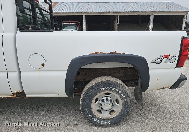 image for item DQ0296 2006 Chevrolet Silverado 2500HD  Ext. Cab pickup truck cab and chassis