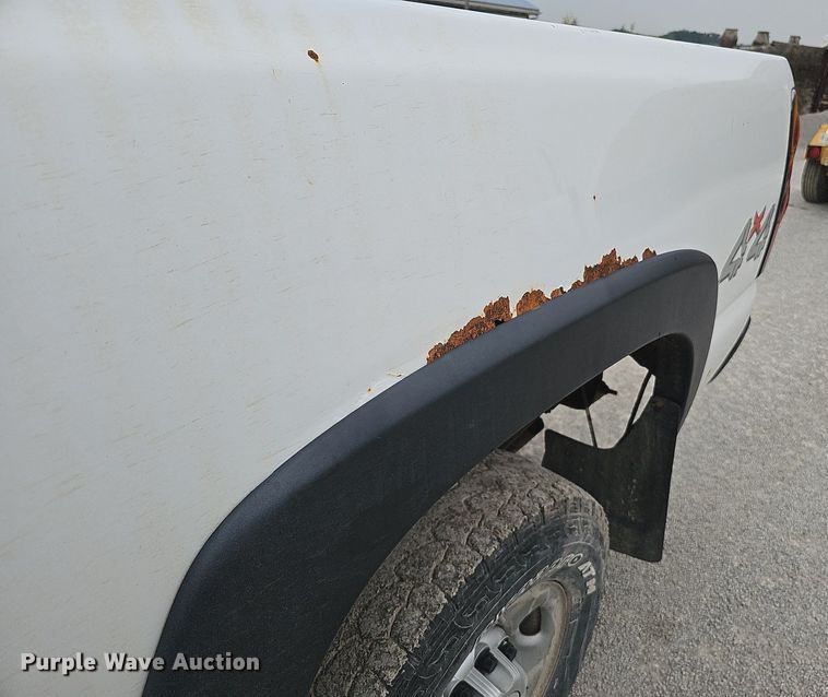 image for item DQ0296 2006 Chevrolet Silverado 2500HD  Ext. Cab pickup truck cab and chassis