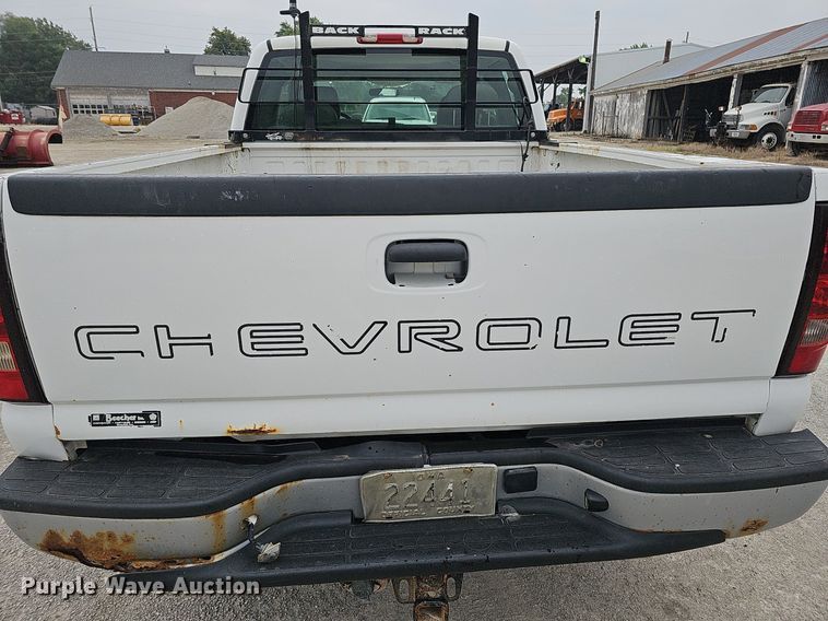 image for item DQ0296 2006 Chevrolet Silverado 2500HD  Ext. Cab pickup truck cab and chassis