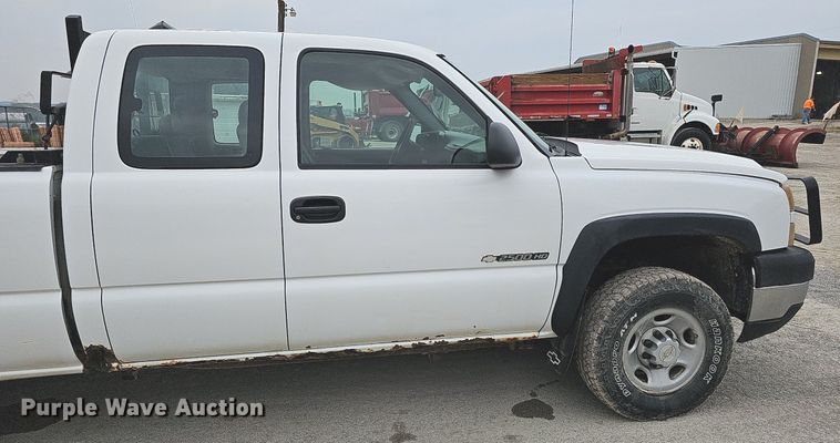 image for item DQ0296 2006 Chevrolet Silverado 2500HD  Ext. Cab pickup truck cab and chassis