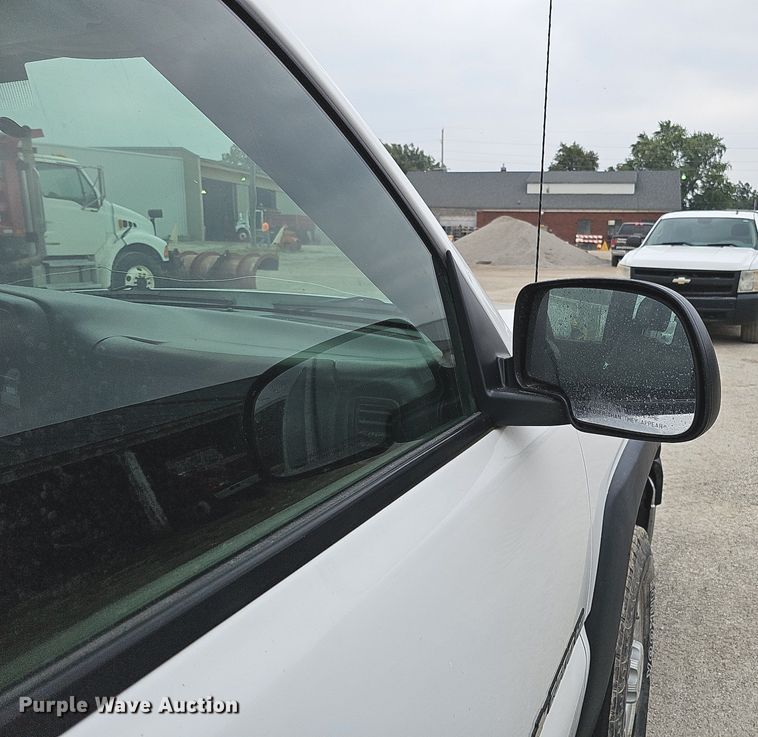 image for item DQ0296 2006 Chevrolet Silverado 2500HD  Ext. Cab pickup truck cab and chassis