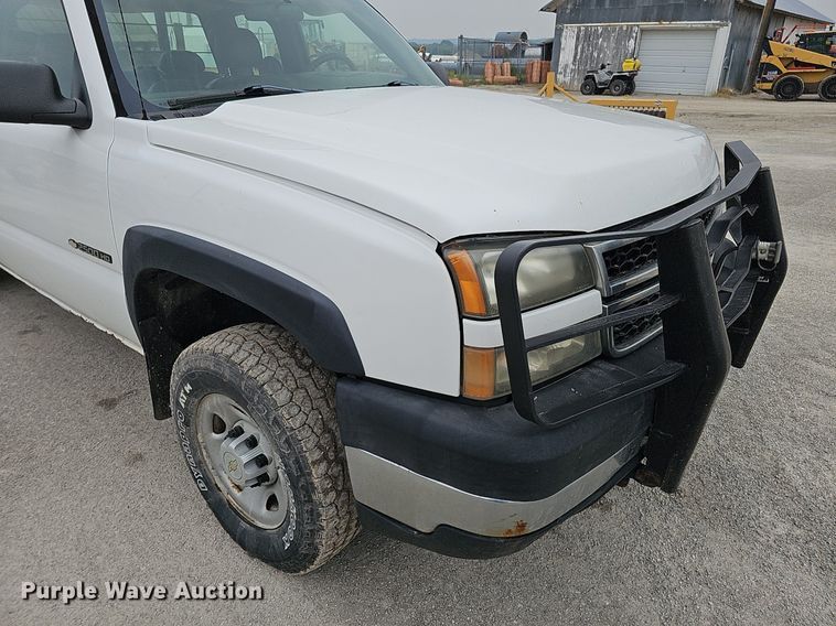image for item DQ0296 2006 Chevrolet Silverado 2500HD  Ext. Cab pickup truck cab and chassis
