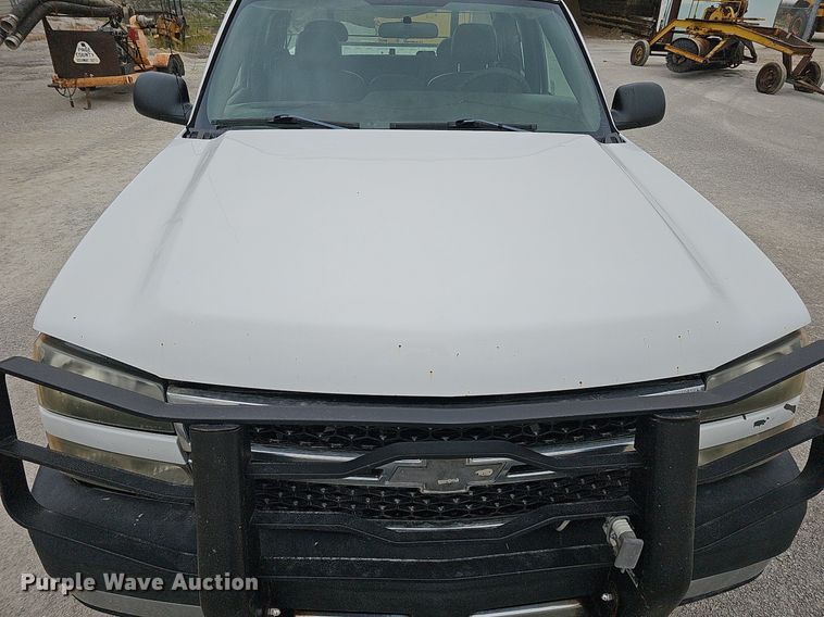 image for item DQ0296 2006 Chevrolet Silverado 2500HD  Ext. Cab pickup truck cab and chassis