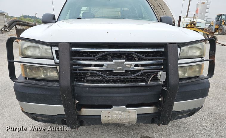 image for item DQ0296 2006 Chevrolet Silverado 2500HD  Ext. Cab pickup truck cab and chassis