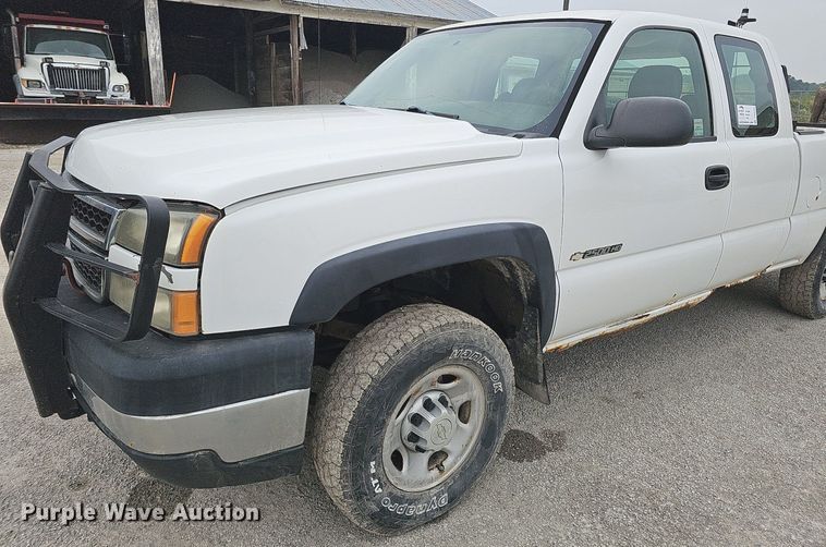 image for item DQ0296 2006 Chevrolet Silverado 2500HD  Ext. Cab pickup truck cab and chassis
