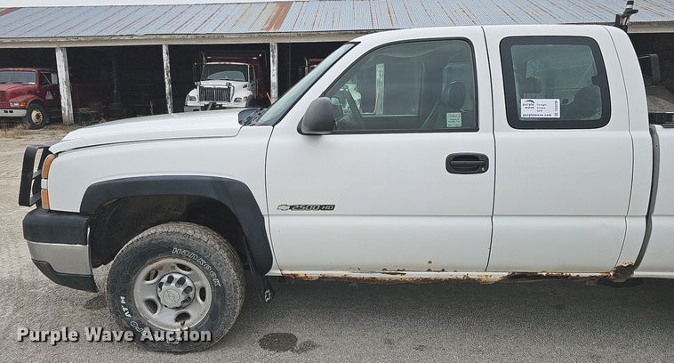 image for item DQ0296 2006 Chevrolet Silverado 2500HD  Ext. Cab pickup truck cab and chassis