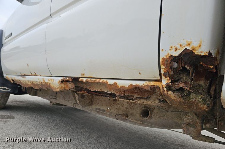 image for item DQ0296 2006 Chevrolet Silverado 2500HD  Ext. Cab pickup truck cab and chassis