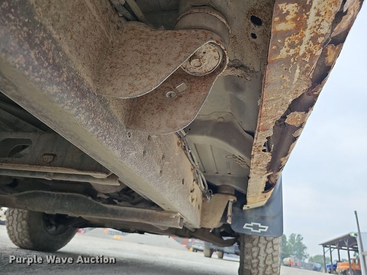 image for item DQ0296 2006 Chevrolet Silverado 2500HD  Ext. Cab pickup truck cab and chassis