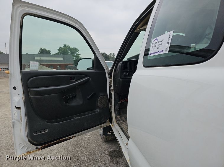 image for item DQ0296 2006 Chevrolet Silverado 2500HD  Ext. Cab pickup truck cab and chassis