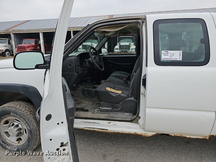 image for item DQ0296 2006 Chevrolet Silverado 2500HD  Ext. Cab pickup truck cab and chassis