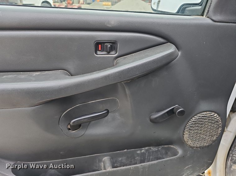 image for item DQ0296 2006 Chevrolet Silverado 2500HD  Ext. Cab pickup truck cab and chassis