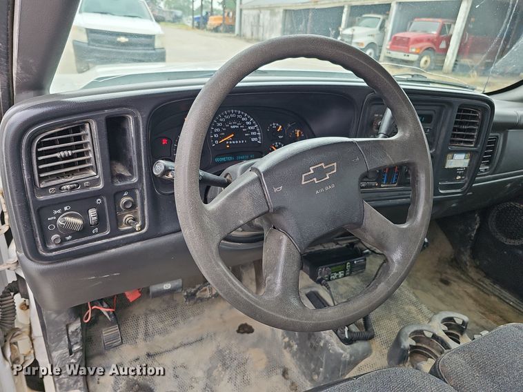 image for item DQ0296 2006 Chevrolet Silverado 2500HD  Ext. Cab pickup truck cab and chassis