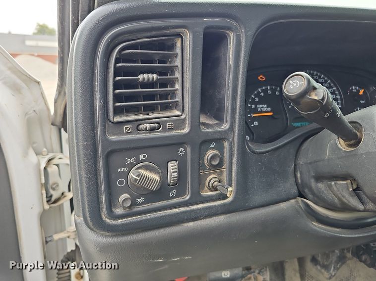 image for item DQ0296 2006 Chevrolet Silverado 2500HD  Ext. Cab pickup truck cab and chassis