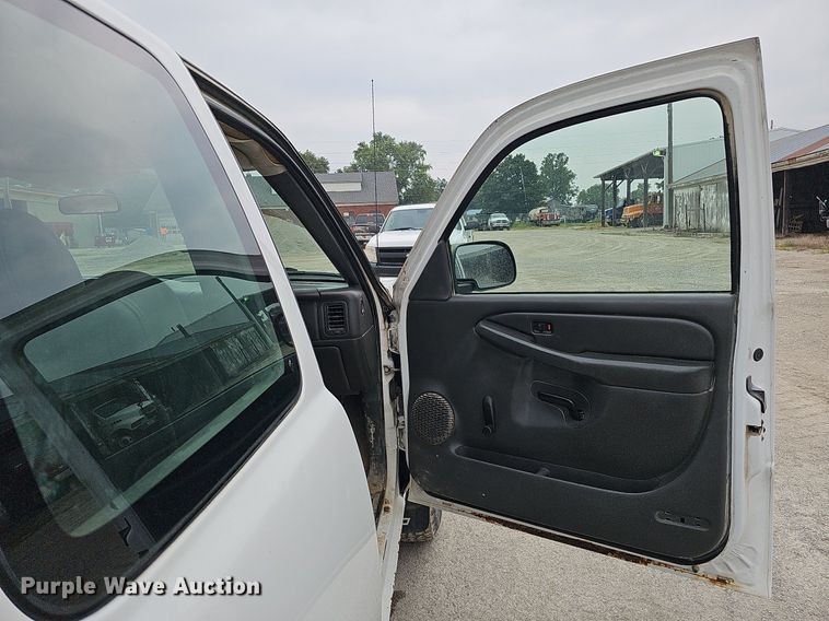 image for item DQ0296 2006 Chevrolet Silverado 2500HD  Ext. Cab pickup truck cab and chassis