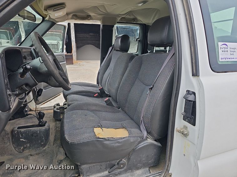 image for item DQ0296 2006 Chevrolet Silverado 2500HD  Ext. Cab pickup truck cab and chassis