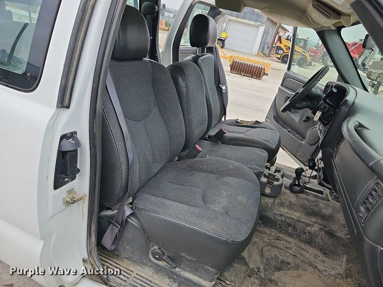 image for item DQ0296 2006 Chevrolet Silverado 2500HD  Ext. Cab pickup truck cab and chassis