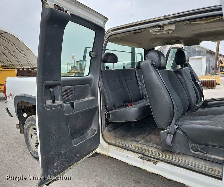 image for item DQ0296 2006 Chevrolet Silverado 2500HD  Ext. Cab pickup truck cab and chassis