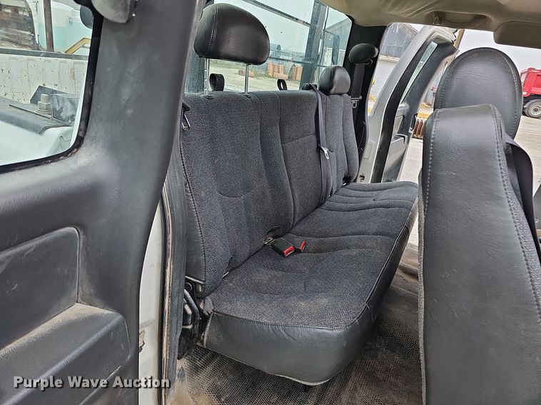 image for item DQ0296 2006 Chevrolet Silverado 2500HD  Ext. Cab pickup truck cab and chassis