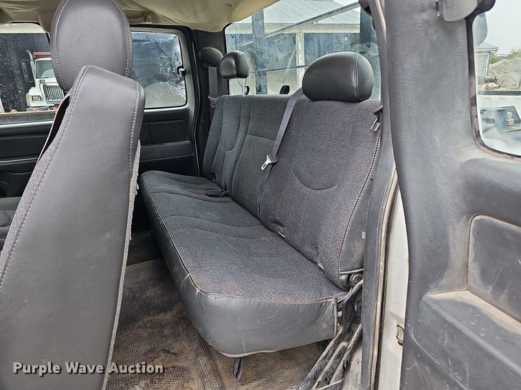 image for item DQ0296 2006 Chevrolet Silverado 2500HD  Ext. Cab pickup truck cab and chassis