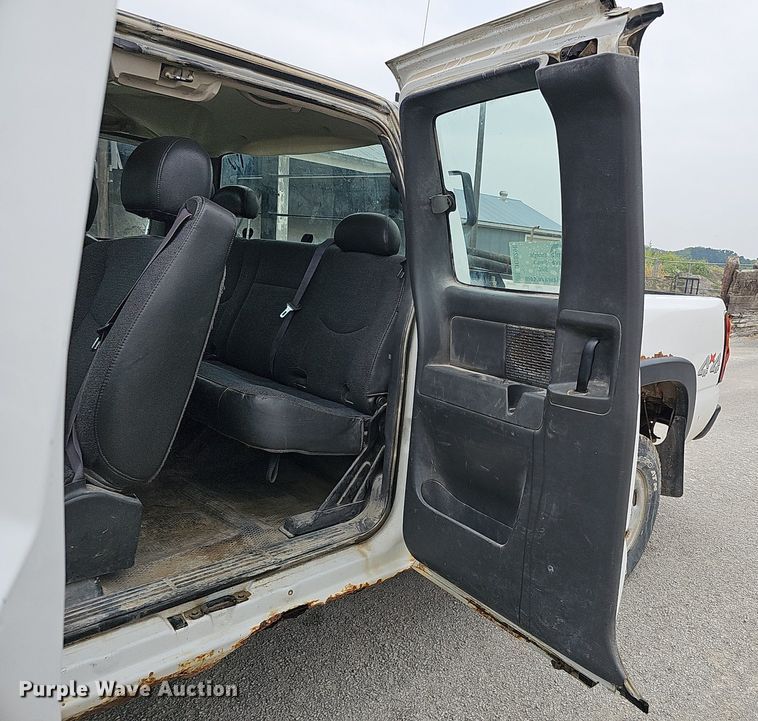 image for item DQ0296 2006 Chevrolet Silverado 2500HD  Ext. Cab pickup truck cab and chassis