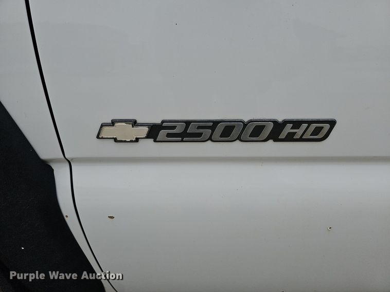 image for item DQ0296 2006 Chevrolet Silverado 2500HD  Ext. Cab pickup truck cab and chassis