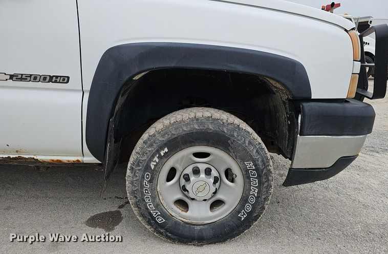 image for item DQ0296 2006 Chevrolet Silverado 2500HD  Ext. Cab pickup truck cab and chassis