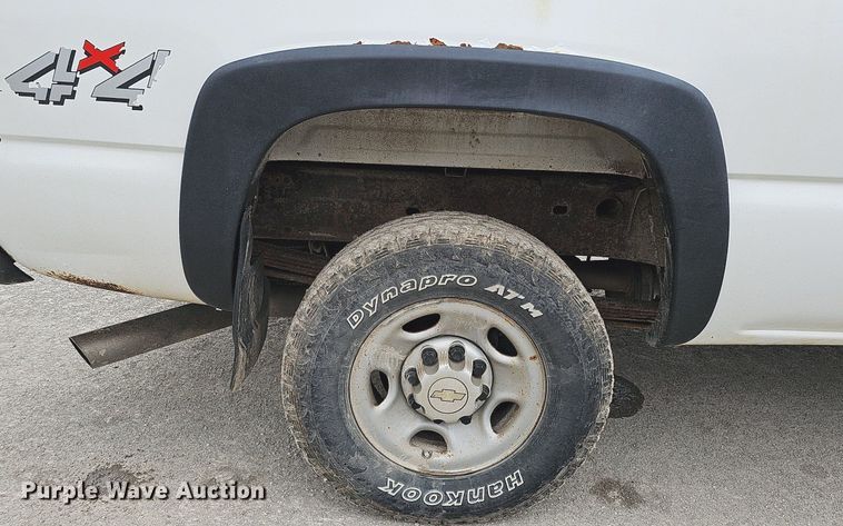 image for item DQ0296 2006 Chevrolet Silverado 2500HD  Ext. Cab pickup truck cab and chassis