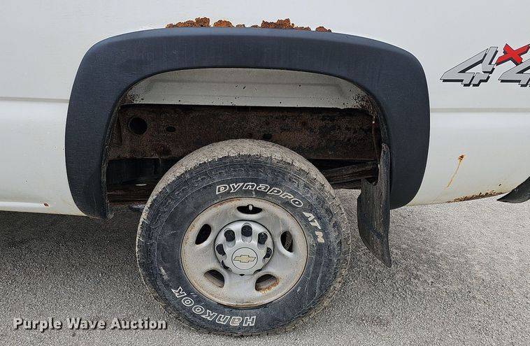 image for item DQ0296 2006 Chevrolet Silverado 2500HD  Ext. Cab pickup truck cab and chassis