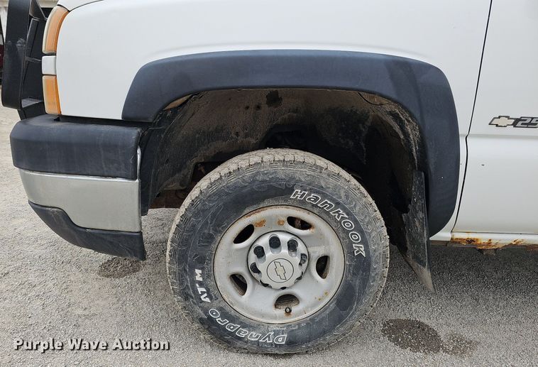 image for item DQ0296 2006 Chevrolet Silverado 2500HD  Ext. Cab pickup truck cab and chassis