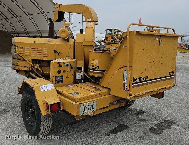 image for item DQ0301 1992 Vermeer 1250BC  wood chipper