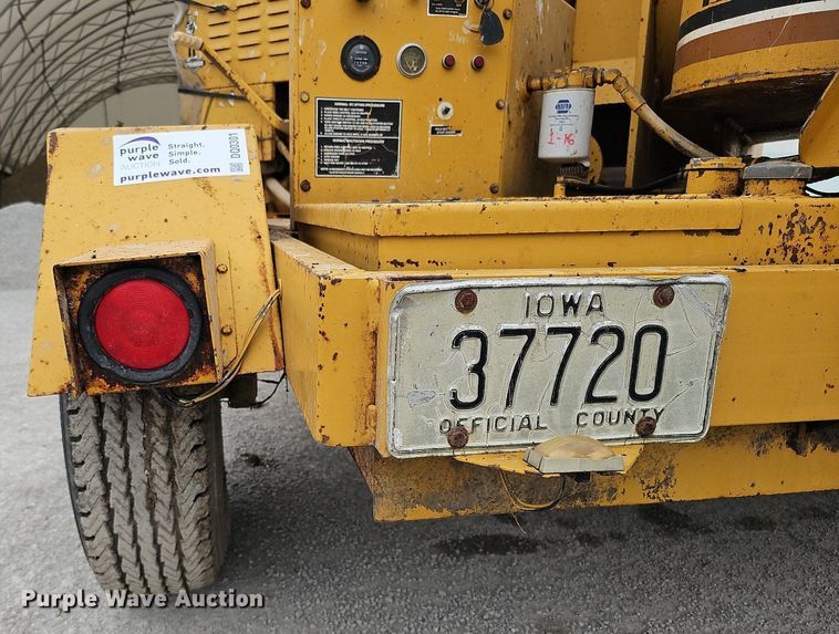 image for item DQ0301 1992 Vermeer 1250BC  wood chipper