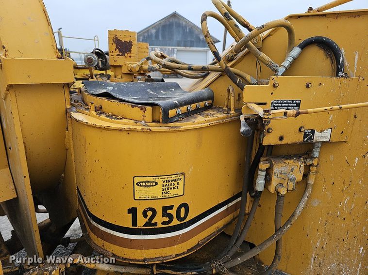 image for item DQ0301 1992 Vermeer 1250BC  wood chipper