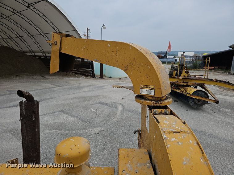 image for item DQ0301 1992 Vermeer 1250BC  wood chipper