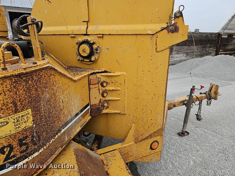 image for item DQ0301 1992 Vermeer 1250BC  wood chipper