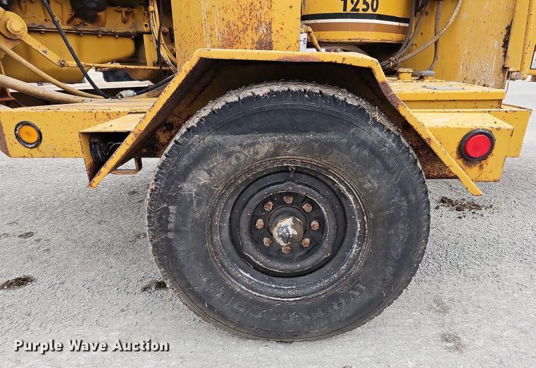 image for item DQ0301 1992 Vermeer 1250BC  wood chipper