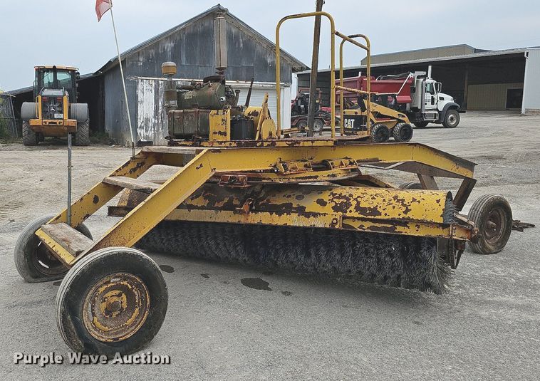 image for item DQ0302 Henke VB10  pull type sweeper