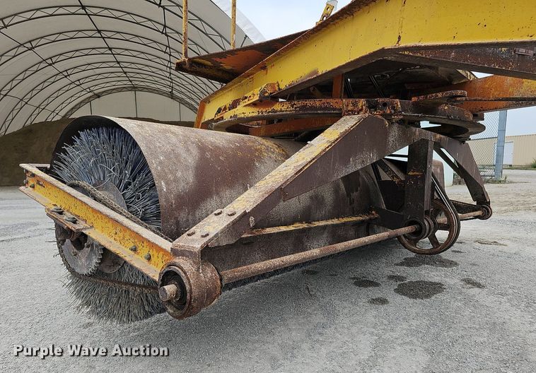 image for item DQ0302 Henke VB10  pull type sweeper